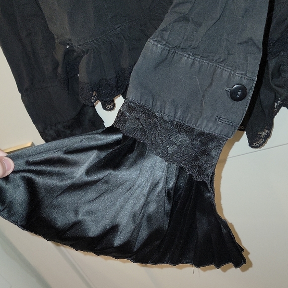 Gothic Ruffled Long Sleeve Blouse with Jabot Collar - Picture 4 of 6